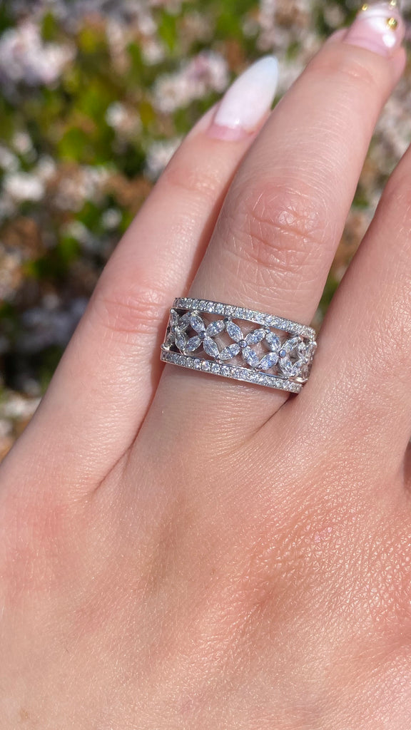 14K Gold Floral Row Diamond Round Wedding Band