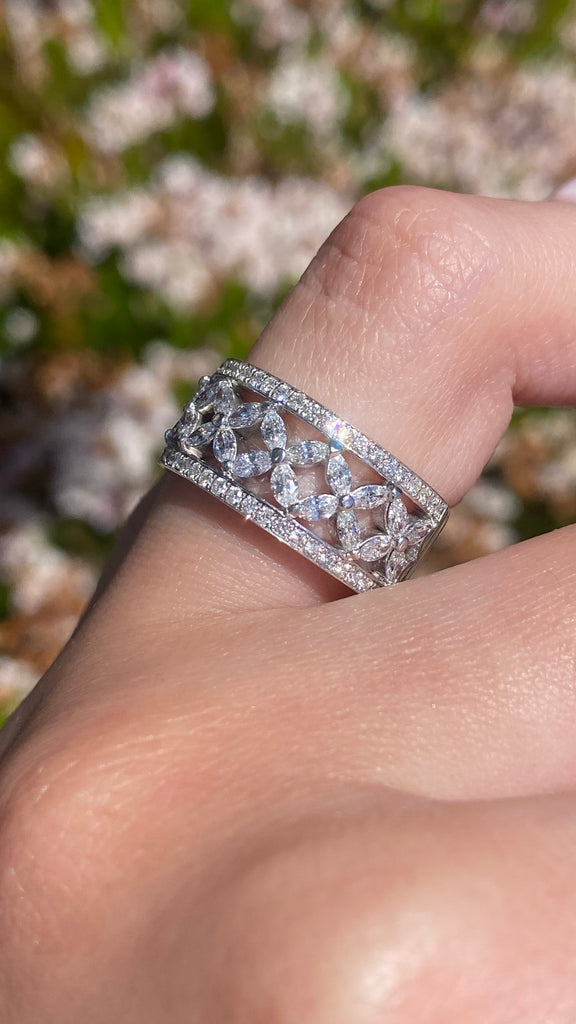 14K Gold Floral Row Diamond Round Wedding Band