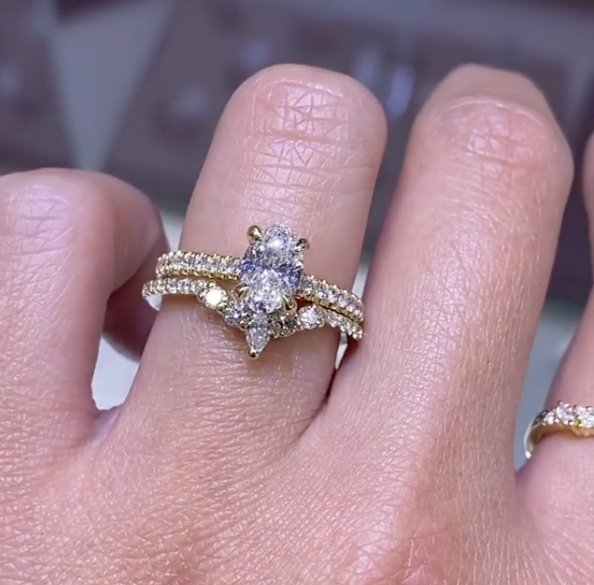 Pros and Cons of Getting an Engagement Ring with a Wedding Band
