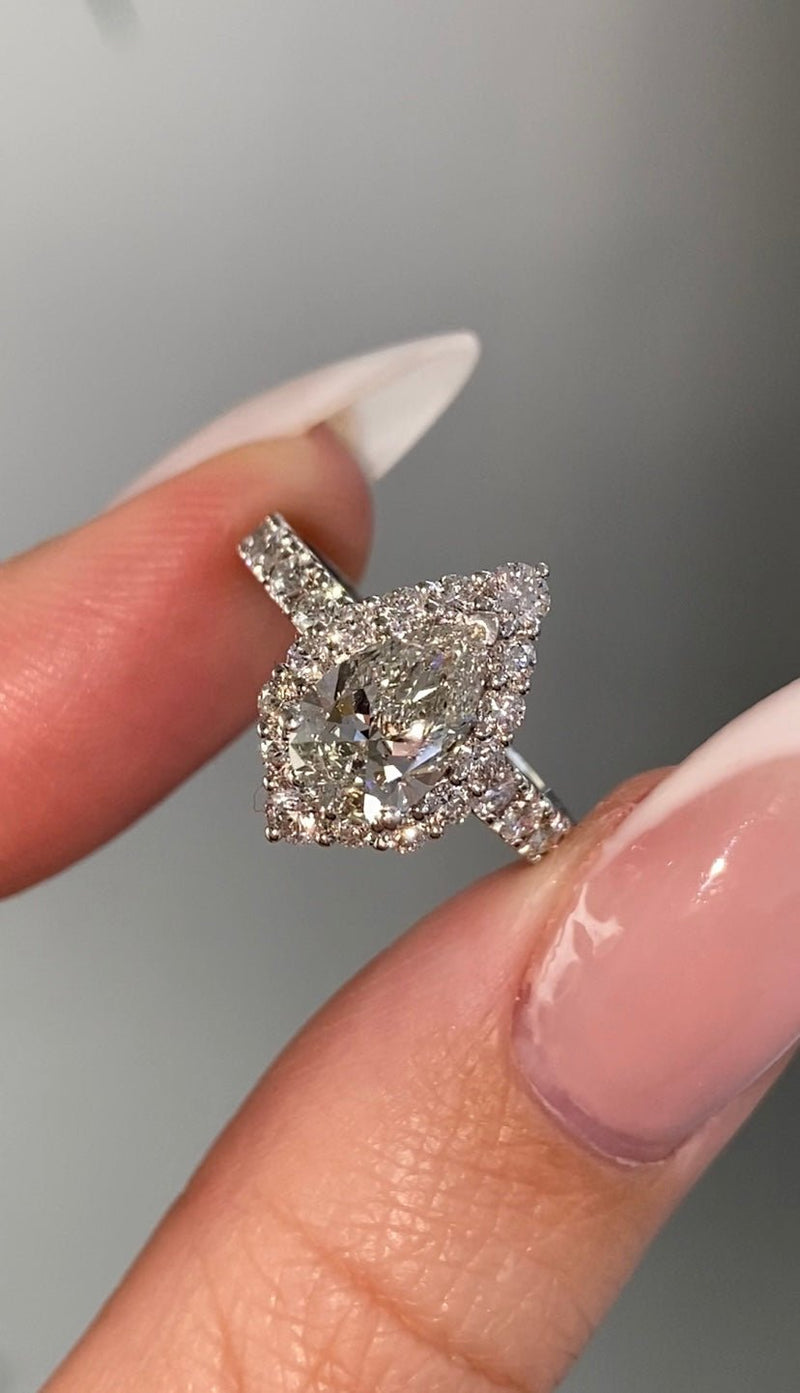 14K Gold 1.00 Cara Lab Grown Pear Diamond Shield Halo Cathedral Engagement Ring