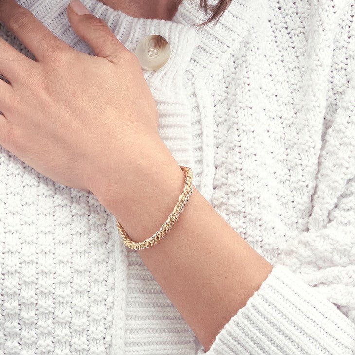 14K Gold Small Twisted Cable Chain Bracelet